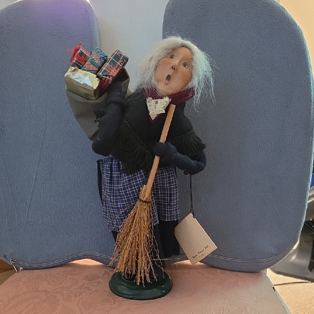 Byers Choice Old Befana Festive Figurine with Broom and Gifts